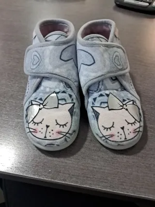 Zapatillas grises con gatitos