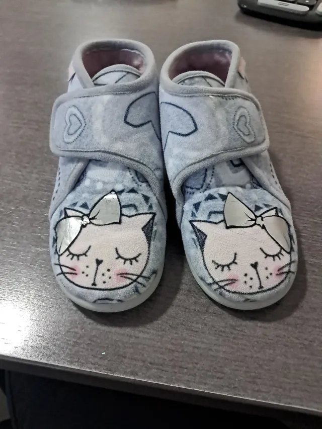 Zapatillas grises con gatitos