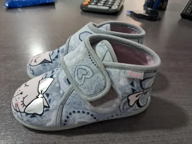 Zapatillas grises con gatitos