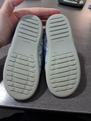 Zapatillas grises con gatitos