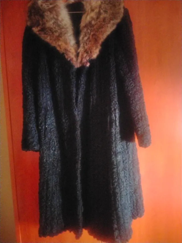 Abrigo largo de astracán y cuello de zorro