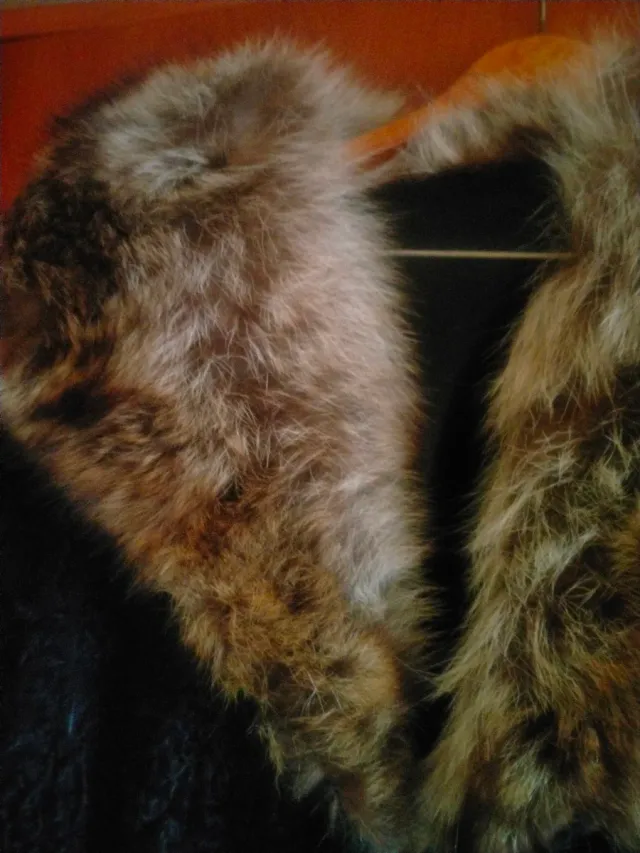 Abrigo largo de astracán y cuello de zorro