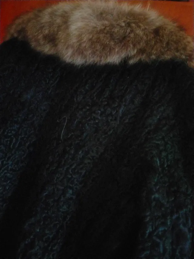 Abrigo largo de astracán y cuello de zorro