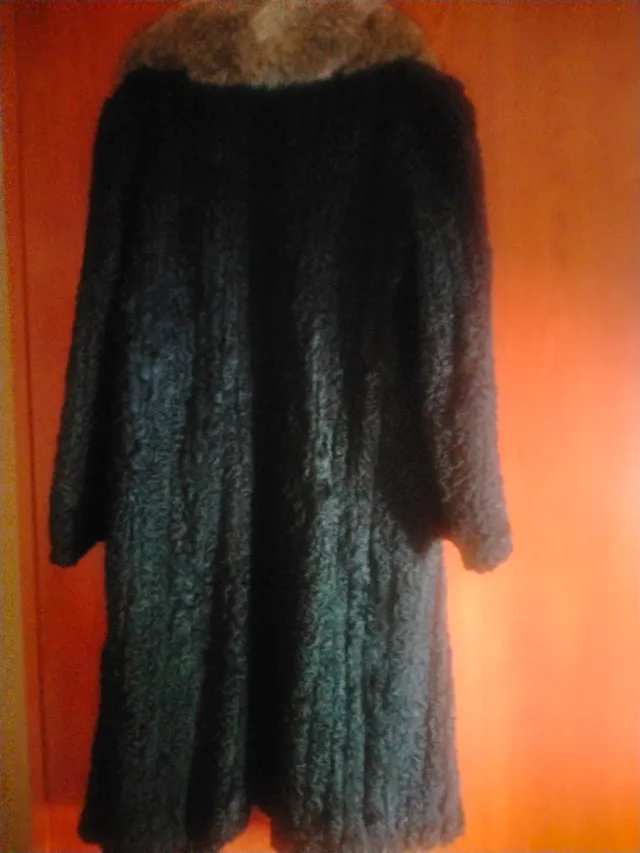 Abrigo largo de astracán y cuello de zorro