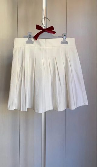 Falda corta plisada blanca