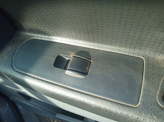 MANDO ELEVALUNAS DELANTERO DERECHO MITSUBISHI COL