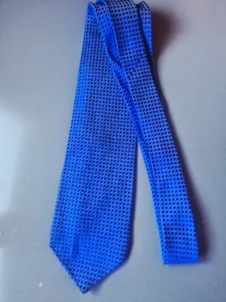Corbata azul con microcuadros