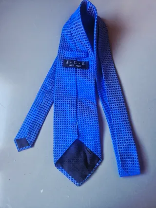 Corbata azul con microcuadros