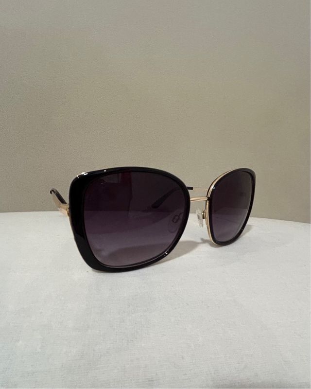 Gafas de sol negras y doradas