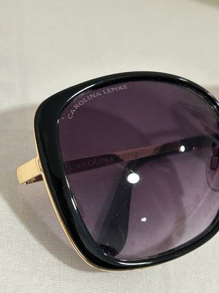 Gafas de sol negras y doradas