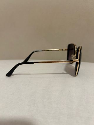 Gafas de sol negras y doradas