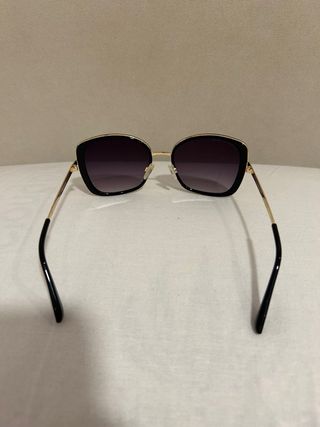 Gafas de sol negras y doradas