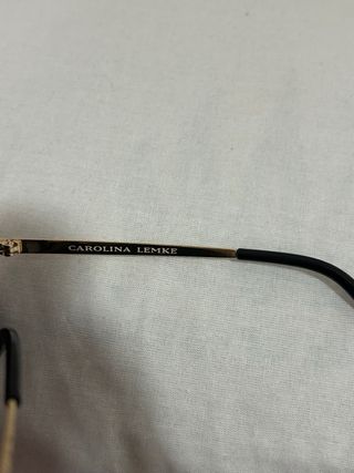 Gafas de sol negras y doradas