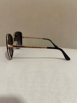 Gafas de sol negras y doradas