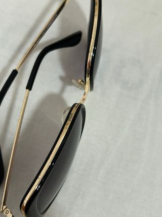 Gafas de sol negras y doradas