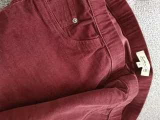 Pantalón de pana color burdeos 