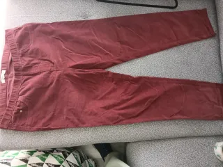 Pantalón de pana color burdeos 