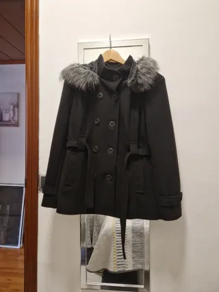 Chaquetón negro con capucha y pelo