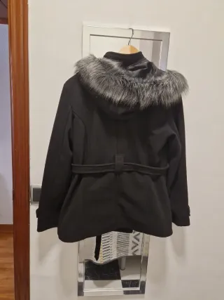 Chaquetón negro con capucha y pelo