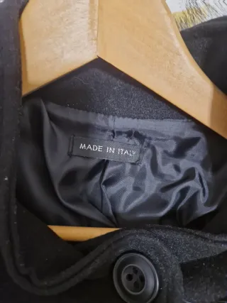 Chaquetón negro con capucha y pelo