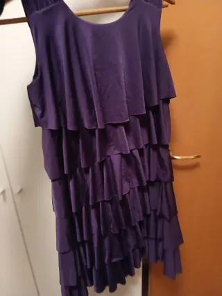 Abito viola con balze
