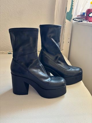 Botines negros con plataforma y tacón
