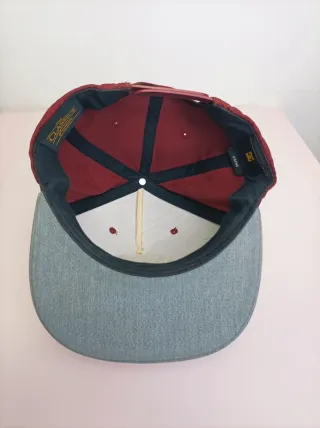 Gorra DC Snapback Gris y Roja