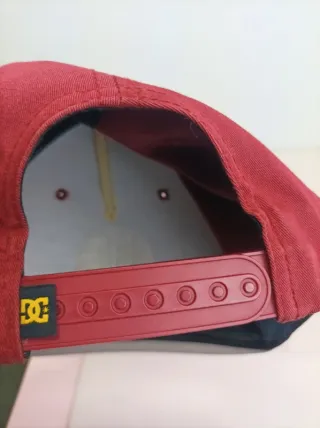 Gorra DC Snapback Gris y Roja