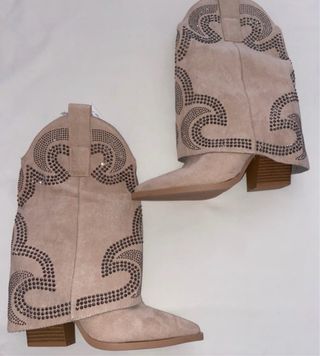 Stivali texani beige con borchie