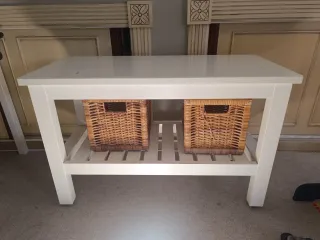 Banco de madera con cestas