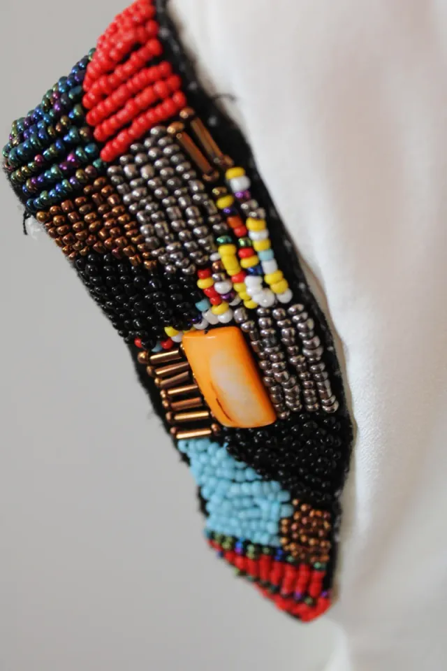 Vestido blanco con hombreras de pedrería