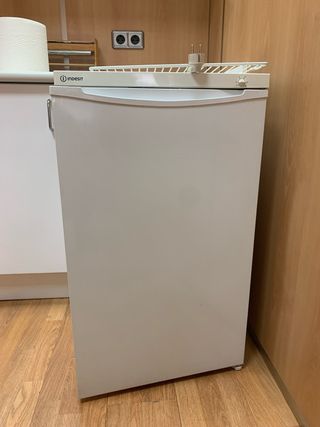 Nevera Indesit pequeña