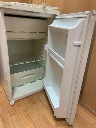 Nevera Indesit pequeña