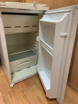 Nevera Indesit pequeña