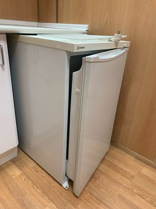 Nevera Indesit pequeña