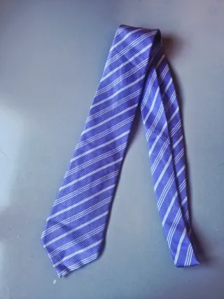 Corbata morada y blanca a rayas