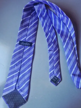 Corbata morada y blanca a rayas