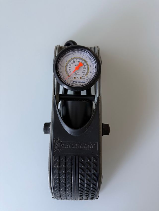 Bomba de pie Michelin analógica