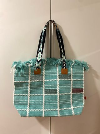 Bolso azul tejido con flecos