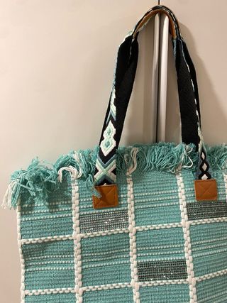 Bolso azul tejido con flecos