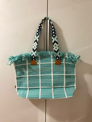 Bolso azul tejido con flecos