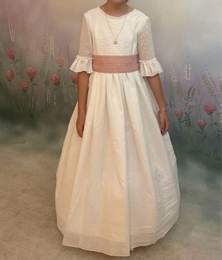 Vestido de comunión blanco con lazo rosa maquillaj