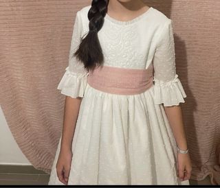 Vestido de comunión blanco con lazo rosa maquillaj