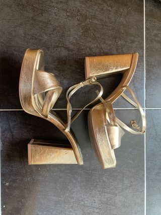 Sandalias doradas tacón plataforma