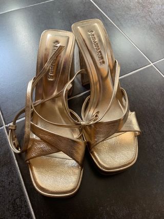 Sandalias doradas tacón plataforma