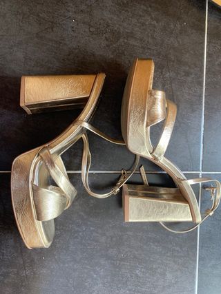 Sandalias doradas tacón plataforma