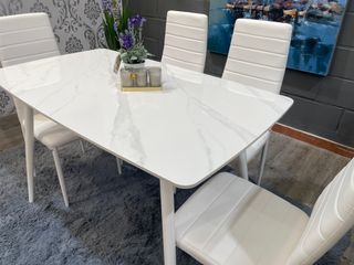 Comedor DT63-4: Mesa y 4 Sillas