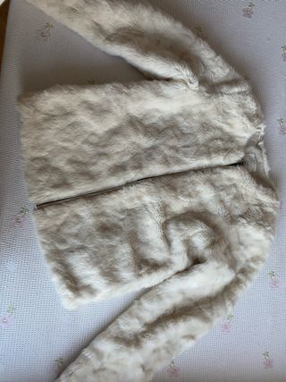 Abrigo pelo Lefties beige
Talla 11-12 (152 cm)