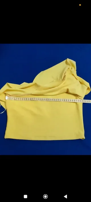 Top amarillo un hombro volantes de Stradivarius