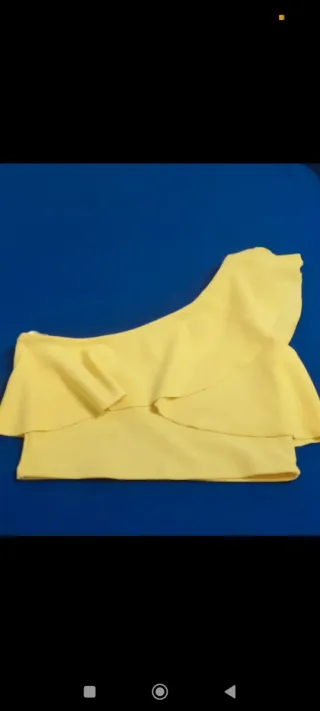 Top amarillo un hombro volantes de Stradivarius